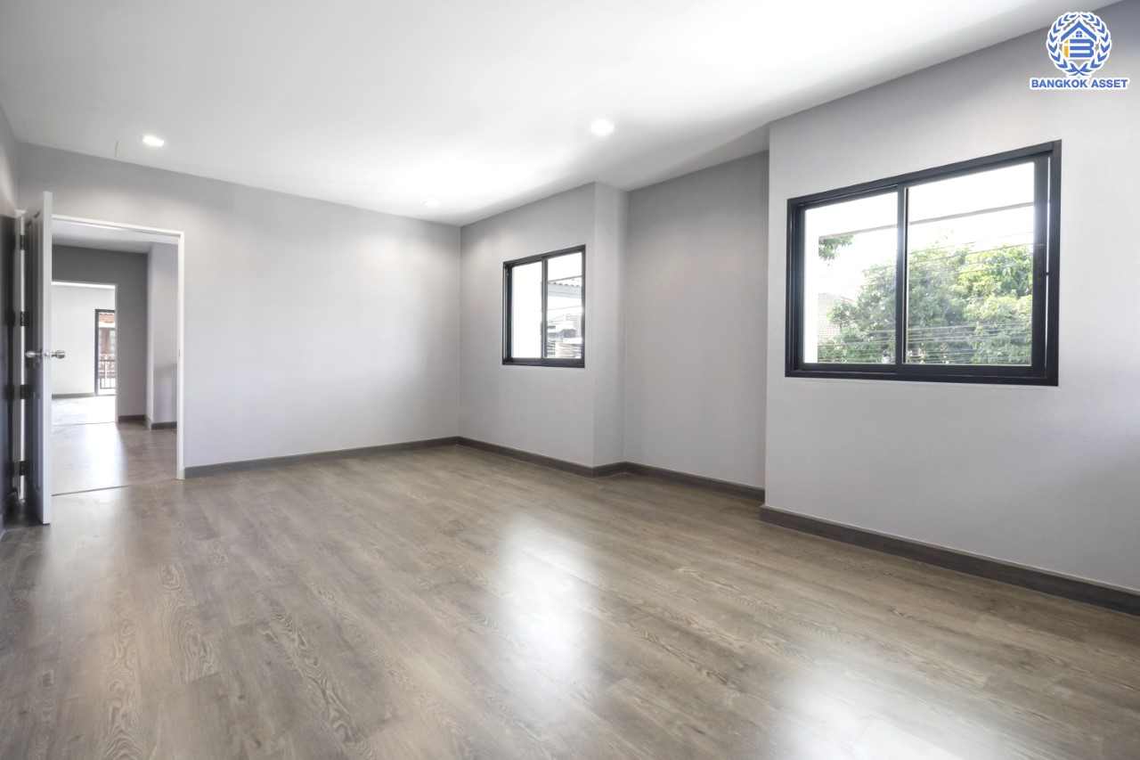 คฤหาสน์มือสองตกแต่งใหม่ โครงการ อักษรา พุทธมณฑลสาย3-บรมราชชนนี ตกแต่งหรูหรา เนื้อที่ 147 ตร.ว. พื้นที่ใช้สอยมากถึง 455 ตร.ม.!! ฟังก์ชันจัดเต็ม 4 ห้องนอนขนาดใหญ่ 5 ห้องน้ำ 1 ห้องแม่บ้าน จอดรถได้ 2 คัน พร้อมพื้นที่สนามหญ้าด้านข้างกว้างถึง 240 ตร.ม. บนทำเลเชื่อมต่อหลายเส้นทาง ใกล้เซ็นทรัลศาลายา, ม.มหิดล ทางคู่ขนานลอยฟ้าบรมราชชนนี และรายล้อมด้วยสิ่งอำนวยความสะดวกครบ!